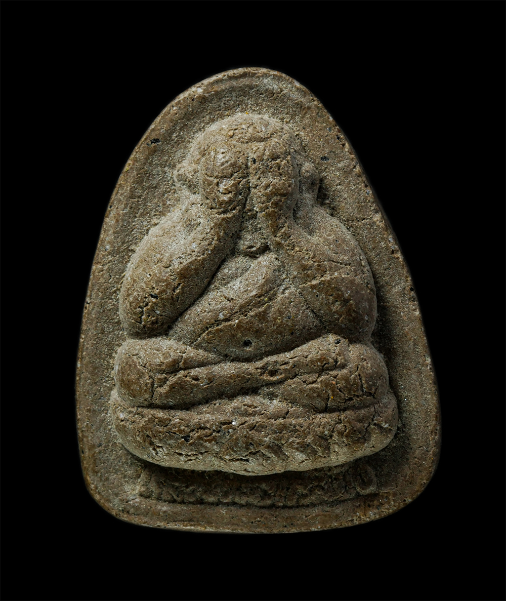 12De 24 (130)p.jpg - พระปิดตา หลังหนุมานเชิญธง หลวงปู่เกลี้ยง มนุญฺโญ (พระครูพิศิษฐชโลปการ) วัดเนินสุทธาวาส อ.เมือง จ.ชลบุรี ปี2553 เนื้อผงพุทธคุณ ผงว่าน หลวงปู่เกลี้ยง พร [..] | https://kamulet.in.th